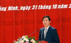 Ông Nguyễn Tường Văn, Chủ tịch UBND tỉnh Quảng Ninh nhiệm kỳ 2016 - 2021 phát biểu nhận nhiệm vụ. Ảnh: Đức Hiếu - TTXVN