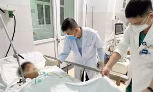  Các bác sĩ Bệnh viện Chợ Rẫy, Thành phố Hồ Chí Minh hỗ trợ điều trị cho các Bệnh nhân ngộ độc Botulinum tại Bệnh viện Đa khoa Khu vực Bắc Quảng Nam. Ảnh: TTXVN
