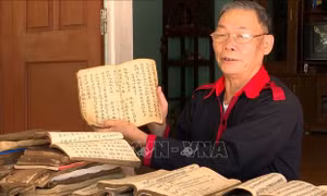 Ông Phùng Quang Du lưu giữ hàng trăm loại sách, tư liệu quý bằng chữ Dao có tuổi đời hàng chục, hàng trăm năm. Ảnh: Hoa Mai - TTXVN