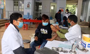 Cán bộ quân y Đồn Biên phòng Mường Cai, Bộ Chỉ huy Bộ đội Biên phòng Sơn La, tham gia tiêm vaccine COVID-19 cho người dân vùng biên huyện Sông Mã. Ảnh: Hữu Quyết - TTXVN