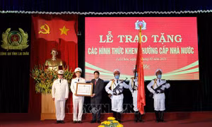 Thừa ủy quyền của Chủ tịch nước, đồng chí Lê Văn Lương, Phó Bí thư Tỉnh ủy Lai Châu trao Huân chương bảo vệ tổ Quốc hạng Ba cho Đội an ninh công an huyện Mường Tè vì đã có thành tích xuất sắc trong phong trào thi đua giai đoạn 2015-2019. Ảnh: Quý Trung - 