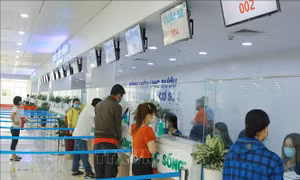 Bệnh nhân đăng kí khám bệnh tại Bệnh viện Ung bướu Thành phố Hồ Chí Minh cơ sở 2. Ảnh: Đinh Hằng-TTXVN