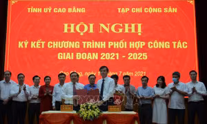 Lễ ký kết Chương trình phối hợp công tác tuyên truyền và tổ chức Hội thảo khoa học, tổng kết thực tiễn giai đoạn 2021-2025. Ảnh: Chu Hiệu - TTXVN.