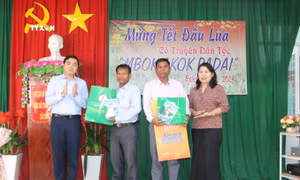 Phó Bí thư Tỉnh ủy Nguyễn Hoài Anh tặng quà cho các già làng, người uy tín tiêu biểu tại xã Phan Điền. Ảnh: Hồng Hiếu- TTXVN