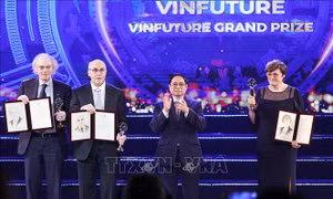 Thủ tướng Phạm Minh Chính trao Giải thưởng chính cho Đề án của GS Katalin Kariko và GS Drew Weissman cùng GS Pieter R. Cullis nghiên cứu về vaccine mRNA công nghệ đột phá để bảo vệ cuộc sống con người. Ảnh: Dương Giang-TTXVN