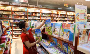 Sách giáo khoa được bày bán tại hệ thống nhà sách của Nhà Xuất bản Giáo dục Việt Nam. Ảnh: Thanh Tùng-TTXVN