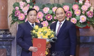 Chủ tịch nước Nguyễn Xuân Phúc trao Quyết định bổ nhiệm chức vụ Phó Chánh án Tòa án Nhân dân tối cao cho ông Phạm Quốc Hưng. Ảnh: Thống Nhất – TTXVN