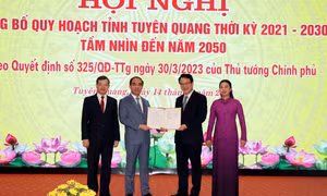 Thứ trưởng Bộ Kế hoạch và Đầu tư Trần Quốc Phương (bên phải) trao Quyết định số 325/QĐ-TTg ngày 30/3/2023 của Thủ tướng Chính phủ cho tỉnh Tuyên Quang. Ảnh: Quang Cường – TTXVN