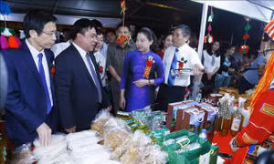 Các đại biểu tham quan Hội chợ. Ảnh: Nam Sương - TTXVN 