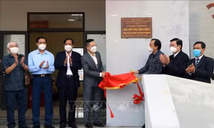 Nguyên Chủ tịch nước Trương Tấn Sang và lãnh đạo Hà Tĩnh cắt băng khánh thành Nhà văn hóa cộng đồng thôn Yên Điềm xã Thịnh Lộc (Lộc Hà, Hà Tĩnh). Ảnh: Công Tường - TTXVN 