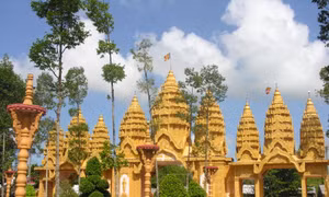 Chùa Vàm Rây ở xã Hàm Tân, huyện Trà Cú, tỉnh Trà Vinh, có kiến trúc tuyệt đẹp. Ảnh: dulichtravinh.com.vn