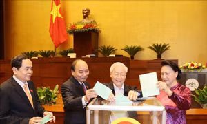 Tổng Bí thư, Chủ tịch nước Nguyễn Phú Trọng cùng các đồng chí lãnh đạo Đảng và Nhà nước bỏ phiếu bầu Chủ tịch Quốc hội, Chủ tịch Hội đồng bầu cử quốc gia. Ảnh: Trí Dũng – TTXVN