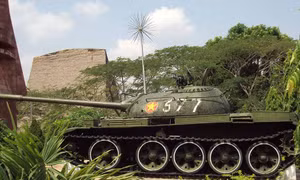 Xe tăng T59 số hiệu 377, niên đại: Năm 1972; hiện lưu giữ tại Ủy ban nhân dân huyện Đăk Tô, tỉnh Kon Tum. Ảnh: phapluatplus.vn