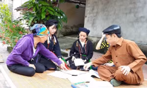 Ông Lê Đại Năm hướng dẫn các thành viên trong câu lạc bộ tập hát Soọng cô. Ảnh: TTXVN phát