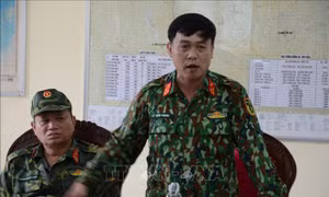 Thượng tá Lê Trung Thành, Chỉ huy trưởng Bộ Chỉ huy quân sự tỉnh Quảng Nam phát biểu, kết luận cuộc họp của Ban Chỉ huy tiền phương. Ảnh: Quốc Dũng - TTXVN