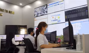 Cán bộ Trung tâm giám sát, điều hành, an toàn, an ninh mạng (SOC) và điều hành đô thị thông minh (IOC) kiểm tra thông tin hiện trường qua trên hệ thống máy tính. Ảnh: Nguyễn Thành – TTXVN