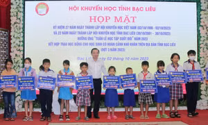 Phó Chủ tịch UBND tỉnh Bạc Liêu Phan Thanh Duy trao học bổng đợt 3 năm 2023 cho học sinh có hoàn cảnh khó khăn. Ảnh: Tuấn Kiệt – TTXVN