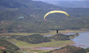 Các vận động viên bay trên hồ Tà Đùng, nơi được ví như “Vịnh Hạ Long trên cao nguyên”. Ảnh: Ngọc Minh – TTXVN