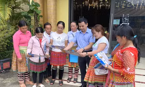 Nhờ có bảo hiểm y tế, người dân huyện vùng cao Văn Chấn (Yên Bái) được tiếp cận các dịch vụ khám chữa bệnh hiện đại ngay tại Trung tâm Y tế huyện. Ảnh: Việt Dũng - TTXVN