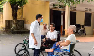 Thương, bệnh binh coi trung tâm như là nhà, cán bộ, nhân viên trung tâm như người thân. Ảnh: Nguyễn Chinh - TTXVN