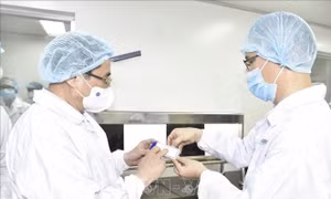 Thủ tướng Phạm Minh Chính thăm Công ty TNHH MTV Vắc xin và Sinh phẩm số 1 (VABIOTECH). Ảnh: TTXVN