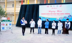 Các em học sinh Trường THPT Tô Hiệu trả lời câu hỏi về Luật giao thông đường bộ tại Ngày hội. Ảnh: Quang Quyết-TTXVN