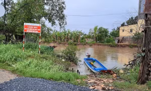 Một hồ có cắm biển cảnh báo phòng, chống đuối nước ở huyện Cư M’gar. Ảnh: Hoài Thu – TTXVN