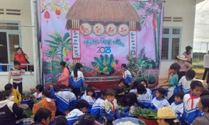 Trường Tiểu học Đăk Hà ở huyện Tu Mơ Rông (Kon Tum) tổ chức cho học sinh trải nghiệm gói bánh chưng, bánh tét nhân dịp Tết Nguyên đán Quý Mão 2023. Ảnh: Khoa Chương - TTXVN