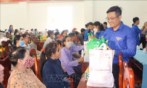 Chiều 13/1, tại huyện Hàm Thuận Bắc (Bình Thuận), Trung tâm Công tác xã hội Thanh thiếu niên Việt Nam phối hợp với Tỉnh đoàn Bình Thuận và Đoàn Thanh niên Tổng Công ty Cổ phần Dịch vụ Kỹ thuật Dầu khí Việt Nam tổ chức chương trình “Tết trọn niềm vui 2023”