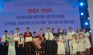 Trao các giải Trang phục đẹp nhất, Tự giới thiệu ấn tượng nhất, Ứng xử hay nhất, Năng khiếu hay nhất cho 4 gia đình đạt giải. Ảnh: Hoài Thu – TTXVN.