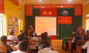Lãnh đạo Bộ đội biên phòng giới thiệu về dự án luật biên giới. Ảnh: Ngọc Minh - TTXVN