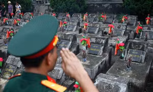 Tháng 7 tri ân, những cựu binh năm xưa cùng về Nghĩa trang liệt sỹ quốc gia Vị Xuyên để thắp nén hương thơm tưởng nhớ những đồng đội đã ngã xuống. Ảnh: Thanh Tùng-TTXVN