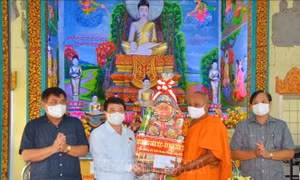 Ông Y Thanh Hà Niê Kđăm (người thứ 2 từ trái sang), Ủy viên Trung ương Đảng, Chủ tịch Hội đồng Dân tộc của Quốc hội tặng quà cho Hòa thượng Lý Sa Mouth, trụ trì Chùa Đìa Muồn. Ảnh: Nhật Bình – TTXVN