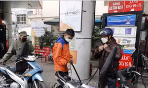 Giá xăng tăng tiếp gần 1.000 đồng/lít