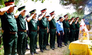 Đại tướng Lương Cường, Ủy viên Bộ Chính trị, Chủ nhiệm Tổng cục Chính trị Quân đội nhân dân Việt Nam và đoàn công tác Trung ương đến đặt vòng hoa và dâng hương viếng Đại tướng Võ Nguyên Giáp tại Vũng Chùa (xã Quảng Đông, huyện Quảng Trạch, Quảng Bình). Ản