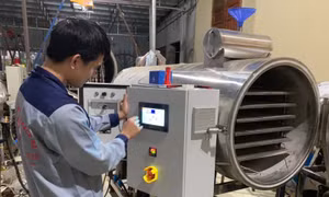 Máy sấy do anh Nguyễn Văn Tư thiết kế có bảng điều khiển tiện lợi, tiết kiệm điện năng và giá thành rẻ hơn rất nhiều so với máy sấy cùng công nghệ của nước ngoài. Ảnh: baothanhhoa.vn