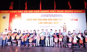 Lãnh đạo tỉnh tặng hoa, cờ lưu niệm cho 17 đoàn nghệ nhân tham gia ngày hội. Ảnh: baogialai.com.vn