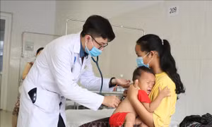 Khám cho bệnh nhi mắc bệnh tay-chân-miệng đang được điều trị tại Bệnh viện đa khoa vùng Tây Nguyên. Ảnh: Tuấn Anh - TTXVN