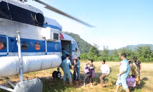 Quảng Trị: Trực thăng đưa 2 cán bộ bị thương ở xã bị cô lập Hướng Việt ra ngoài điều trị
