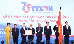 Thủ tướng Nguyễn Xuân Phúc, Chủ tịch Hội đồng Thi đua-Khen thưởng Trung ương trao tặng Huân chương Lao động hạng Nhất cho Thông tấn xã Việt Nam (15/9/1945-15/9/2020). Ảnh: Thống Nhất - TTXVN