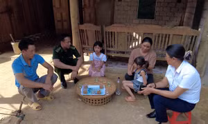 Cán bộ Đồn Biên phòng Chiềng Tương đến nhà thăm hỏi, động viên học sinh được hỗ trợ từ chương trình “Nâng bước em đến trường”. Ảnh: Hữu Quyết - TTXVN
