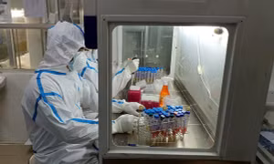 Dịch COVID-19: Xét nghiệm đồng thời kháng nguyên và kháng thể để tìm nguồn lây
