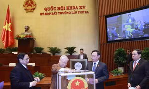 Tổng Bí thư Nguyễn Phú Trọng và các đồng chí lãnh đạo Đảng, Nhà nước bỏ phiếu miễn nhiệm Chủ tịch nước Nguyễn Xuân Phúc. Ảnh: Doãn Tấn - TTXVN