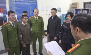 Cơ quan Cảnh sát điều tra đọc Lệnh bắt bị can để tạm giam đối với ông Đinh Văn Cường. Ảnh: TTXVN phát