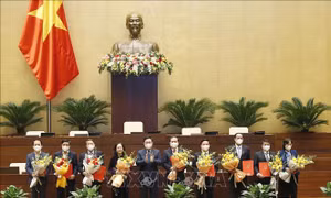  Chủ tịch Quốc hội Vương Đình Huệ trao Nghị quyết và tặng hoa cho các Tổ chức Nghị sĩ hữu nghị Việt Nam. Ảnh: Doãn Tấn - TTXVN