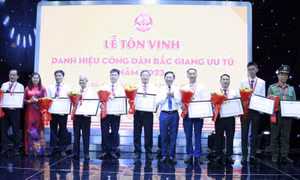 Trao danh hiệu Công dân Bắc Giang ưu tú năm 2023 cho các cá nhân. Ảnh: Đồng Thúy-TTXVN