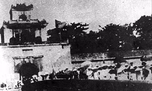 Nhân dân Thừa Thiên - Huế tham gia giành chính quyền và kéo vào cửa Thượng Tứ ngày 23/8/1945, ngày cách mạng thắng lợi tại Huế. Ảnh: Tư liệu/TTXVN phát