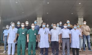 Bệnh viện Bệnh Nhiệt đới Trung ương tiễn nhóm cán bộ y tế đầu tiên gồm 16 người lên đường vào Thành phố Hồ Chí Minh chống dịch. Ảnh: TTXVN phát