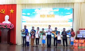 Bộ Tư lệnh Vùng 2 Hải quân nhận đỡ đầu con của ngư dân tỉnh Sóc Trăng 
