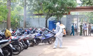 Trung tâm y tế thành phố Đồng Xoài phun khử khuẩn toàn bộ khuôn viên nhà hàng và nơi tổ chức sự kiện. Ảnh: Đậu Tất Thành – TTXVN